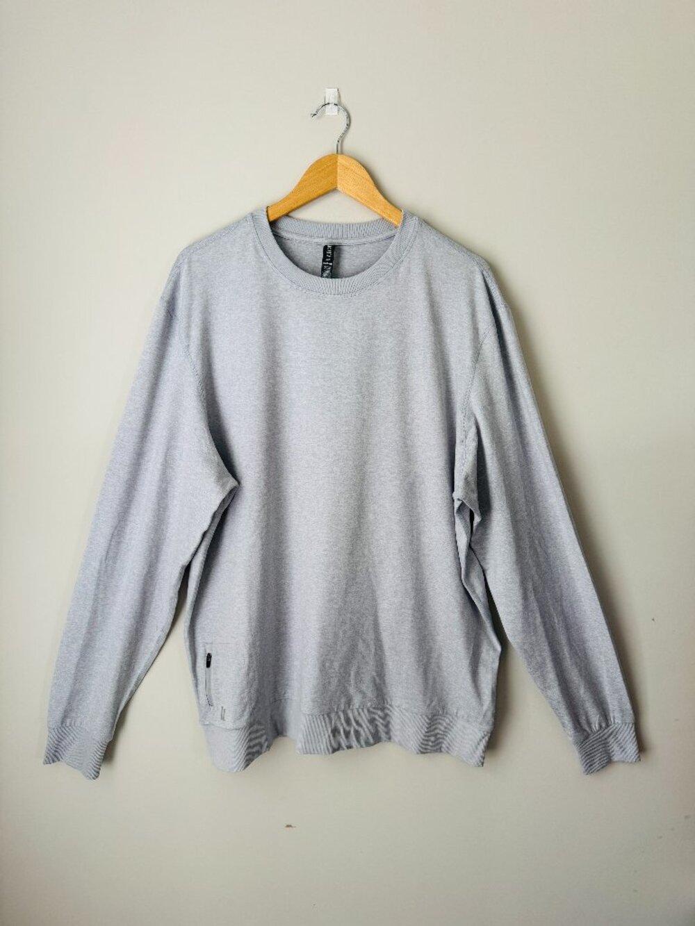 NWOT Vuori Ponto Performance Crewneck Long Sleeve Tee Mens XXL Zip Pocket V224